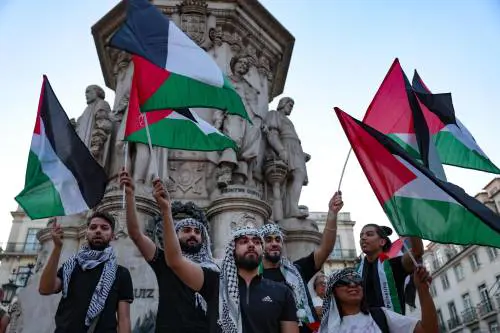 Islamici in piazza: "Fino alla vittoria". Le ambiguità Ucoii