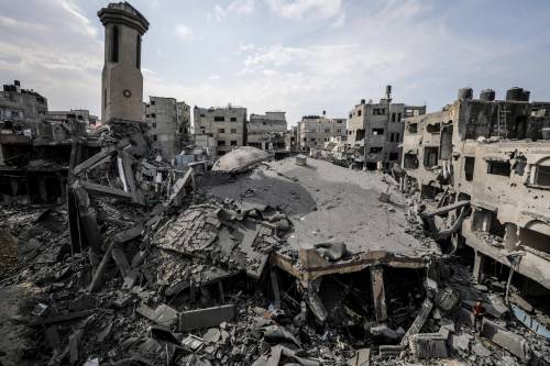 Assedio totale a Gaza e strage al mercato. La minaccia jihadista: "A morte gli ostaggi"