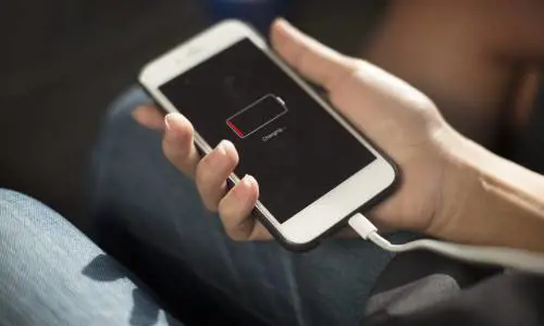 Sai come ricaricare lo smartphone? Tutti i miti e gli errori da evitare