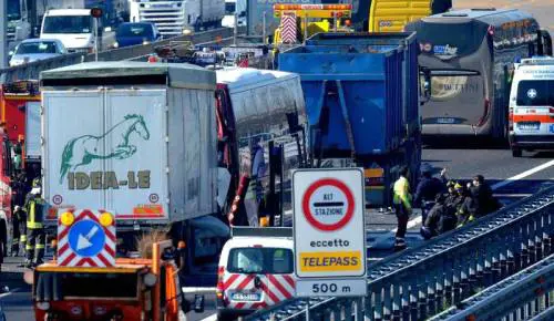 Il luogo dell'incidente la mattina dopo il terribile impatto