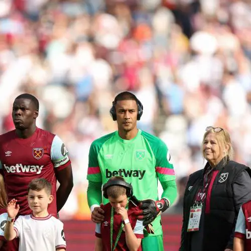 Ecco perché il portiere del West Ham è sceso in campo con le cuffie