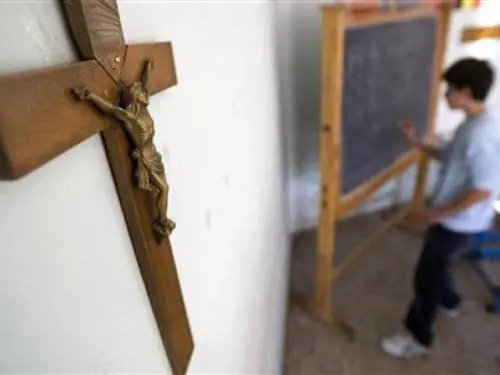 "È un simbolo religioso". La preside elimina il crocifisso dalle aule: è polemica