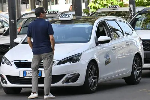 Sciopero dei taxi, ma il governo tira dritto. Urso: "Abbiamo sburocratizzato la seconda guida"