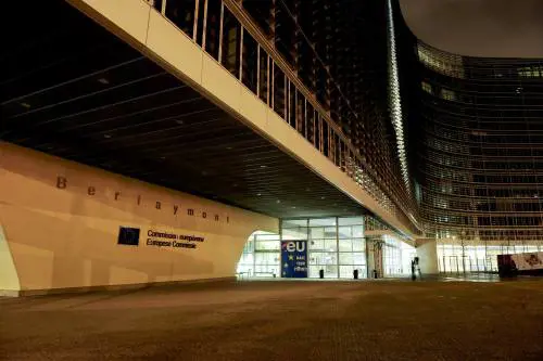 "Continuiamo con i pagamenti". Caos in Commissione Ue sugli aiuti ai palestinesi