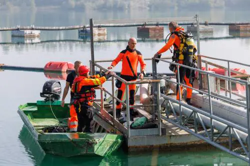 L'esplosione in cielo poi lo schianto: elicottero precipita in una cava d'acqua
