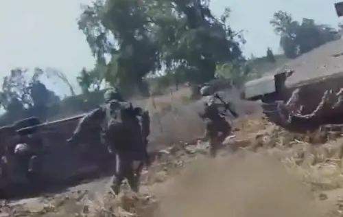 La polizia israeliana rischia la vita per salvare i soldati intrappolati nei blindati