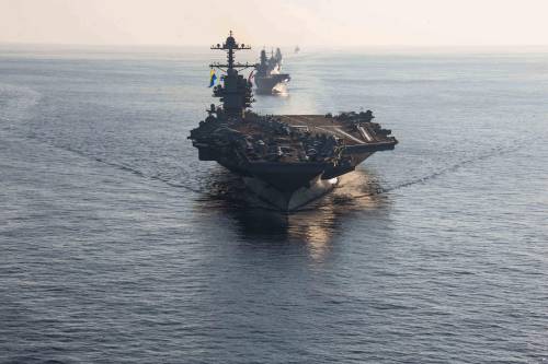 Usa pronti a una nuova guerra: lo "scudo" con caccia, portaerei e Marines