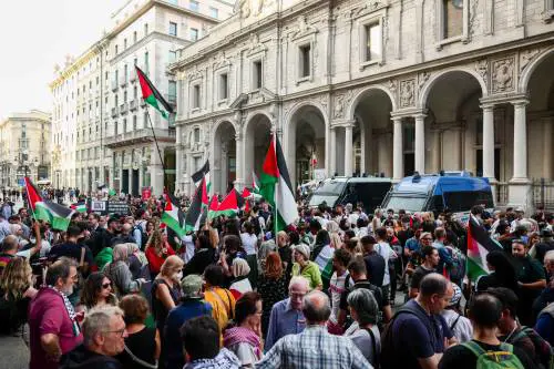 “Israele Stato fascista”. E la piazza rossa che sta con Hamas vomita insulti anche contro Meloni