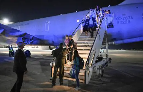 “Previsti 900 rimpatri”. Farnesina e ministero della Difesa al lavoro per i rientri degli italiani da Israele