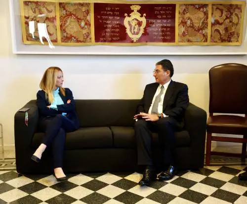 Meloni in visita alla sinagoga "Odio verso gli ebrei, rischio emulazione sul nostro territorio"