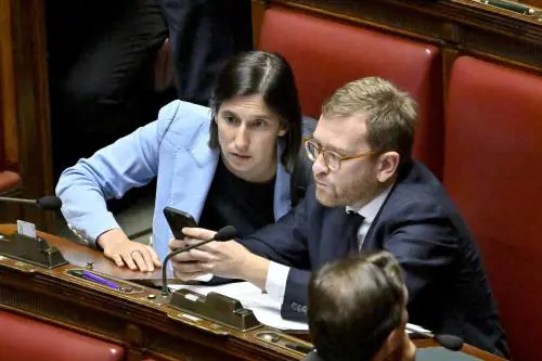 E loro si dividono. L'estrema sinistra non vota il testo della maggioranza contro Hamas