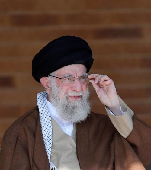 Khamenei "bacia le mani", gli ayatollah come la mafia