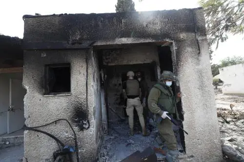 Strage di neonati nel kibbutz: oltre 40 morti, mozzate le teste. "Un massacro mai visto prima"