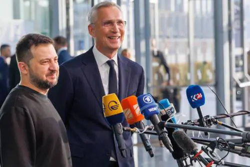 Zelensky vola a Bruxelles da Stoltenberg: "Servono nuovi missili"