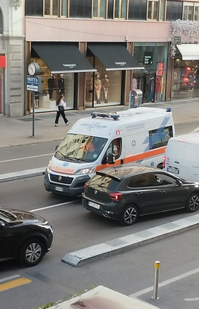 Ambulanza bloccata in corso Buenos Aires a Milano