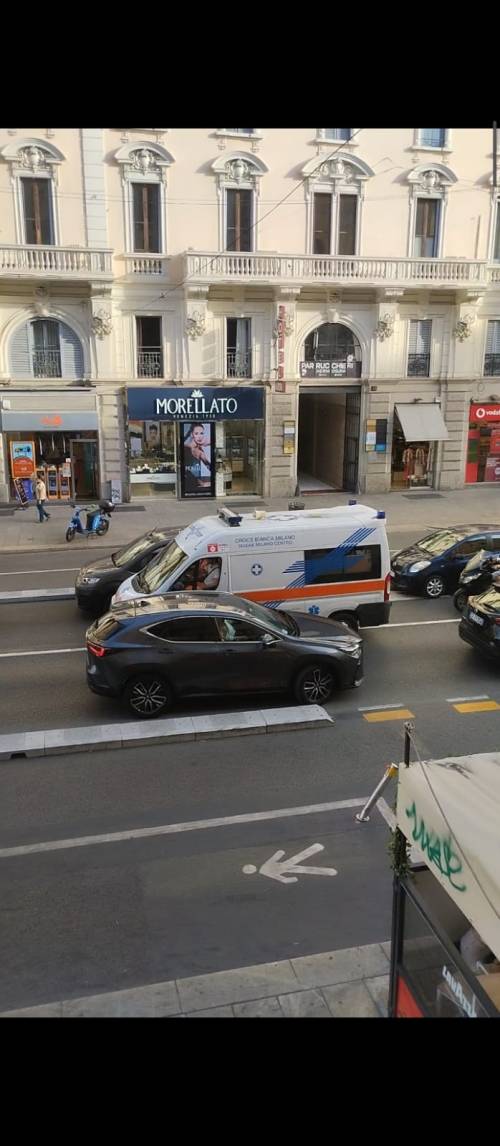 Se la pista ciclabile blocca l'ambulanza, rabbia dei soccorritori a Milano