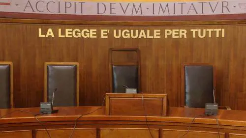 Incinta a 13 anni. La madre a processo: "Le permise di dormire col fidanzato"