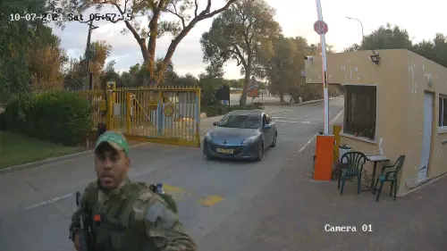 I terroristi di Hamas sfondano il cancello del kibbutz di Be'eri