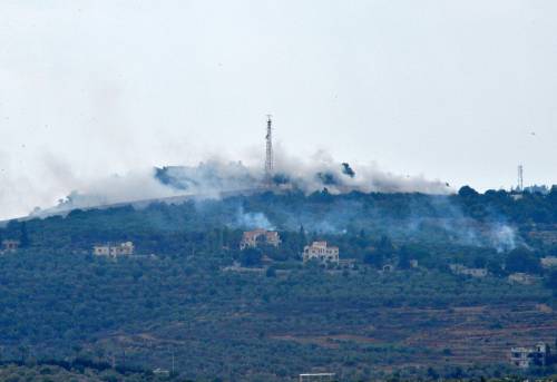 Fumo dalle postazioni militari su una collina dopo un bombardamento israeliano alla periferia del villaggio di Dhayra, vicino al confine libanese-israeliano.