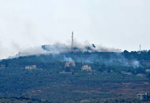 Fumo dalle postazioni militari su una collina dopo un bombardamento israeliano alla periferia del villaggio di Dhayra, vicino al confine libanese-israeliano.