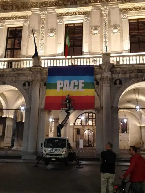 A Brescia niente colori di Israele ma la bandiera della Pace