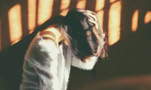 Mal di testa, perché le donne ne soffrono maggiormente