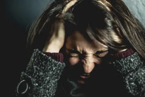 Soffri di emicrania? Potresti rischiare la depressione: cosa sappiamo