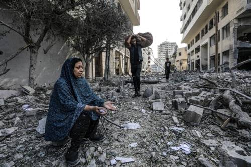 L'esodo "impossibile" dei civili da Gaza. Primi bombardamenti Netanyahu: "È l'inizio"