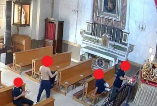 Ragazzini escono da scuola e vandalizzano una chiesa in centro: grande rabbia a Bari