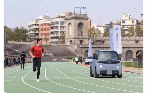 Da 0 a 100 in pista: chi ha vinto la sfida tra Filippo Tortu e Citroen Ami