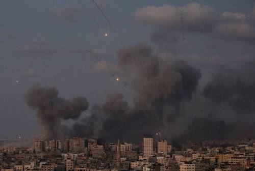 Netanyahu mostra le foto dei bambini trucidati. "Manuali di Al Qaeda sui cadaveri". Domani Tajani a Tel Aviv | La diretta