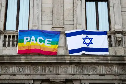 Bandiere, è guerra nei Comuni dem