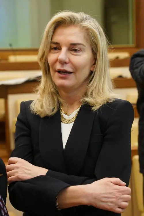 Basile, la pseudo ambasciatrice diventata star tv perché equipara Hamas a israeliani e americani