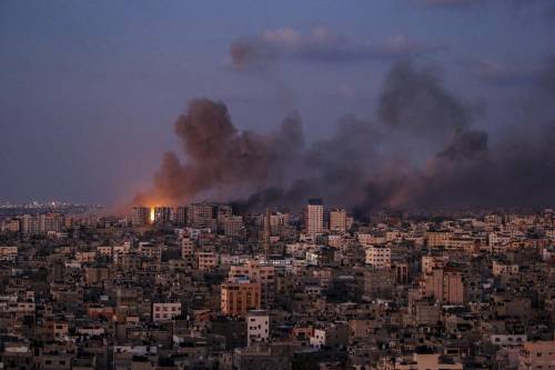 Da Israele razzi sulla Siria. Hamas chiude la Striscia. "Attacco pronto da due anni"