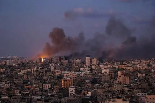 Da Israele razzi sulla Siria. Hamas chiude la Striscia. "Attacco pronto da due anni"
