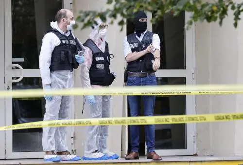 La polizia francese davanti al liceo