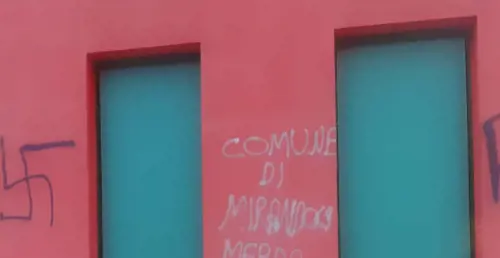 Alcune delle scritte realizzate da ignoti fuori dalla scuola