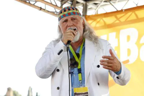 L'intellettuale ha il dovere della condanna e del rispetto