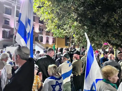 "Scene ignobili". A Livorno antagonisti tentano l'assalto ai manifestanti pro Israele