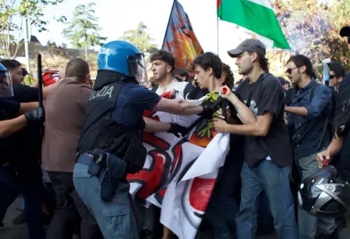 "Reprimono chi lotta". Così la sinistra difende gli anti-Israele
