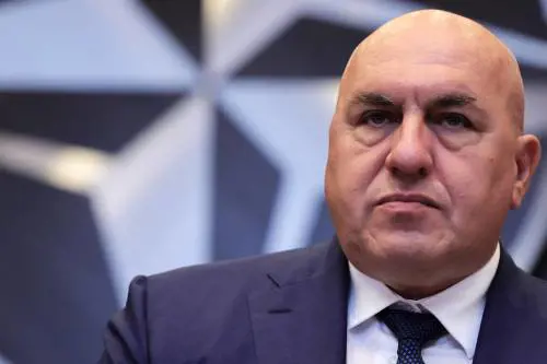 "Rischio combattenti tra i migranti". Crosetto lancia l’allarme: quasi 30mila gli obiettivi sensibili