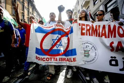 Slogan anti-Meloni e "Allah u akbar". Al corteo di Milano un ex brigatista reggeva lo striscione