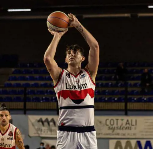 Samuel Dilas, pivot 24enne del Lumezzane basket, formazione bresciana di Serie B nazionale, è morto in ospedale a Brescia dopo un malore accusato nella giornata di venerdì