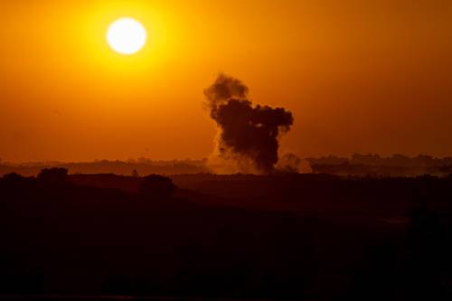 Razzo contro la base Unifil. L'Iran minaccia gli Usa: "Riceverete danni significativi" | La diretta