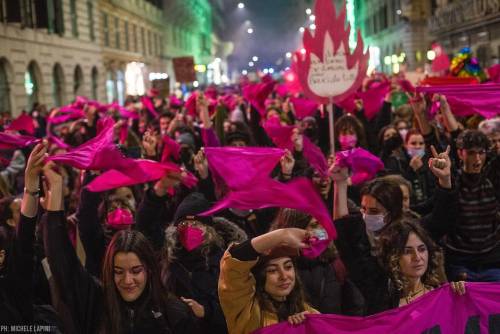 Ora le femministe scendono in piazza per difendere i nemici dei diritti civili
