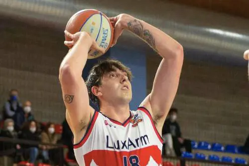 Addio a Samuel "gigante buono" morto a 24 anni per una trombosi