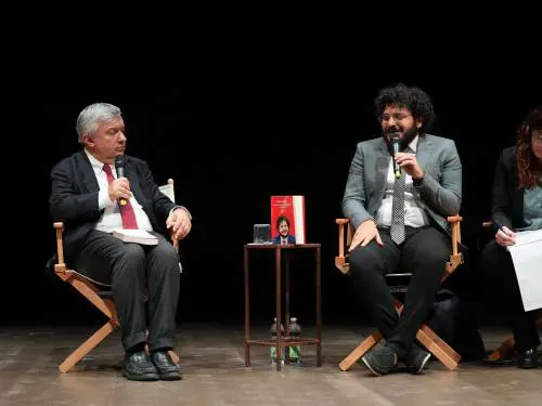 E Zaki tiene il punto: né di qua né di là. Show per il libro in un teatro mezzo vuoto