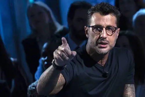 "Avevo l'audio...": l'ira di Corona sulla censura Rai. E poi fa altri tre nomi