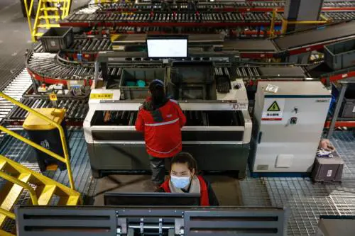 "È la tessera di un carcerato": la strana scoperta nel cappotto acquistato online