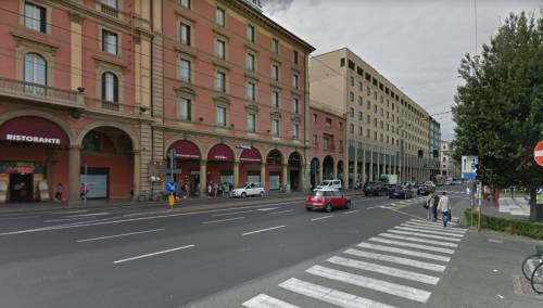Bologna, studentessa aggredita alla fermata dei bus: "Ho paura, in città non torno"